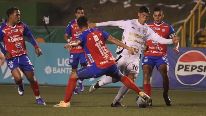 Comunicaciones y Xelajú empataron en la semifinal ida