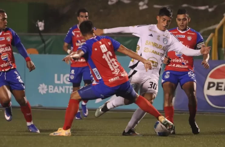 Comunicaciones y Xelajú empataron en la semifinal ida
